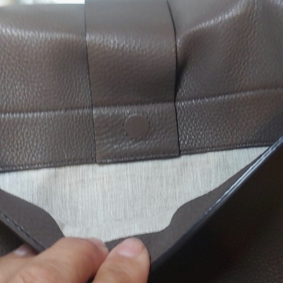 Elegant Brown Leather Handbag - Picture 15 of 16